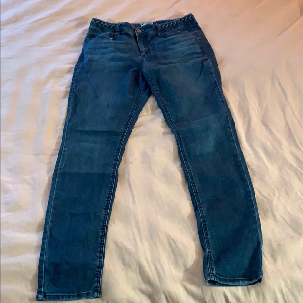 High rise, skinny blue jeans, built in braid belt